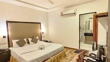 Quarto luxo, ar-condicionado | Camas extras/dobráveis (sobretaxa), Wi-Fi de cortesia, roupa de cama