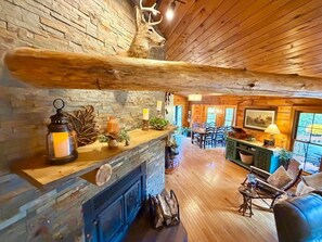 Interior - Secluded Rustic-Chic Cabin/3BR/2BA/Hocking HIlls (Marion Township)