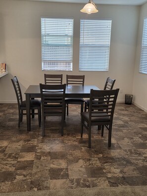 Dining - Spacious 4bedroom house in amazing Sacramento with AC,Near to airport and market (Sacramento)