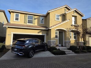 Exterior - Spacious 4bedroom house in amazing Sacramento with AC,Near to airport and market (Sacramento)