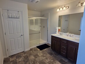 Shower, towels, toilet paper - Spacious 4bedroom house in amazing Sacramento with AC,Near to airport and market (Sacramento)