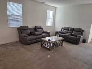 Living area - Spacious 4bedroom house in amazing Sacramento with AC,Near to airport and market (Sacramento)