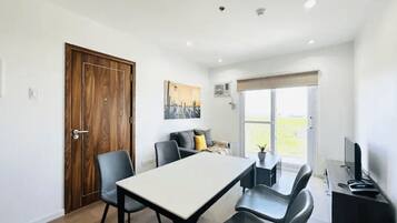 Tweepersoonskamer, balkon, uitzicht op zee | Woonruimte