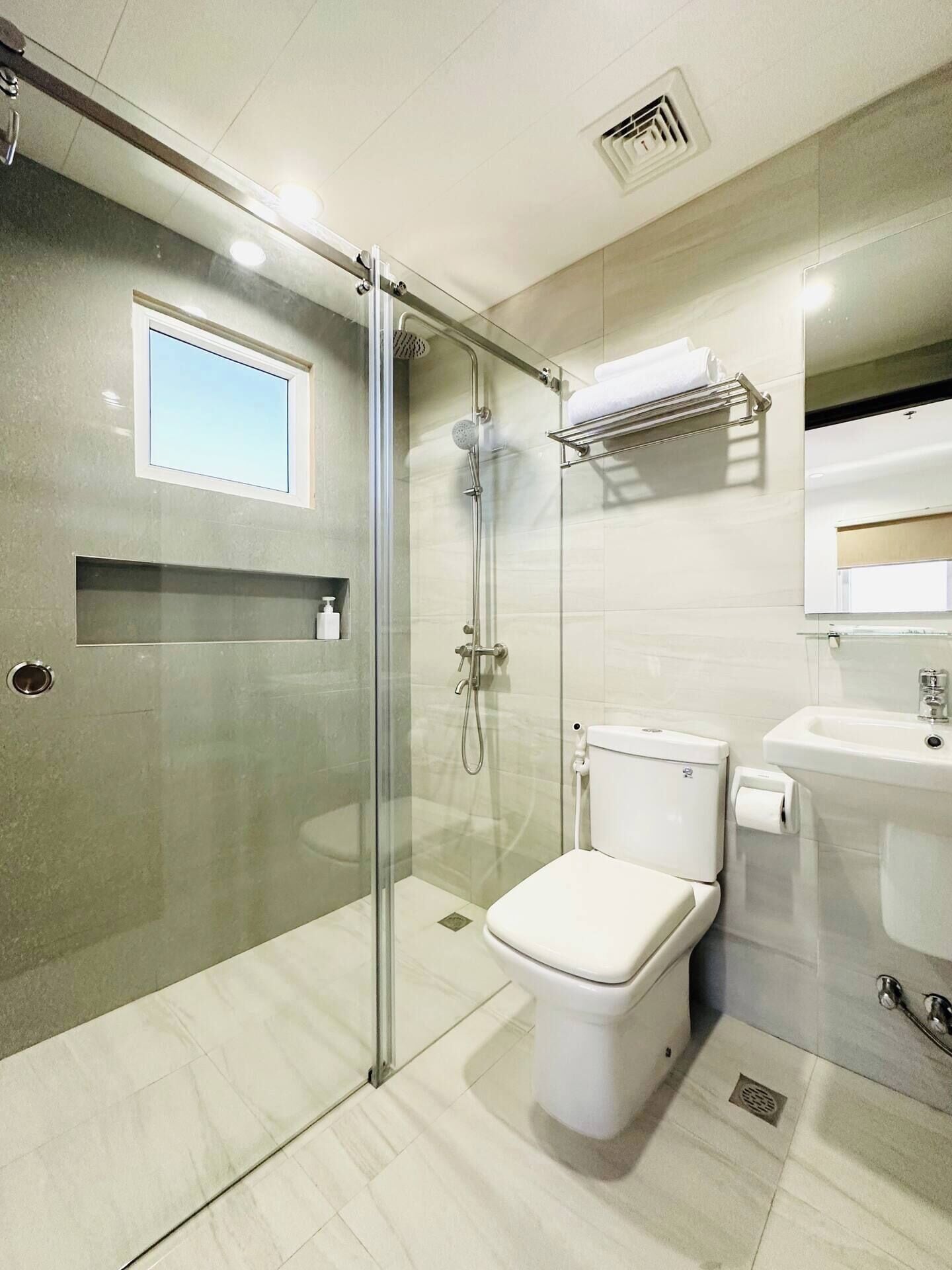 Habitació individual | Bany | Dutxa, tovalloles, xampú i paper higiènic 