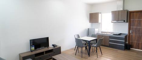 Un apartamento moderno con sala de estar, comedor y kitchenette.
