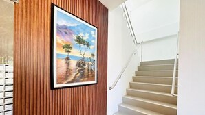 Eine Treppe mit einer Holzwand und einem gerahmten Gemälde.