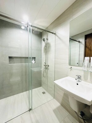 Deluxe Studio | Bathroom | Shower, towels, shampoo, toilet paper