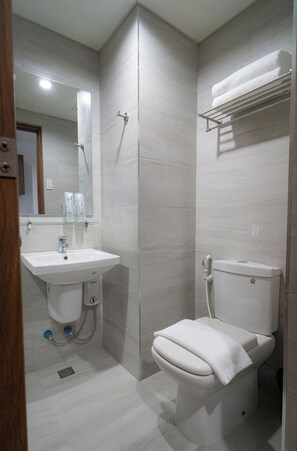 Standard Studio, Sea View | Bilik Mandi | Pancuran mandi, tuala disediakan, syampu, tisu tandas 
