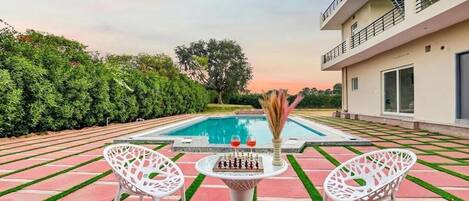 Villa, vista al jardín | Alberca | Alberca techada