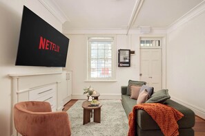 TV, offices - 4BR Surry Hills House, Free Parking, Dog Friendly (Surry Hills)