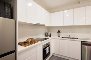 Fridge, microwave, oven, stovetop - 4BR Surry Hills House, Free Parking, Dog Friendly (Surry Hills)
