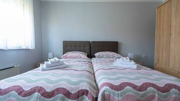 3 quartos, berços (sobretaxa)