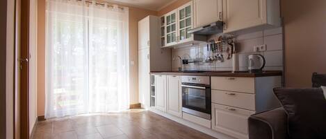 Huoneisto (One Bedroom Apartment with Balcony) | Yksityinen keittiö | Jääkaappi