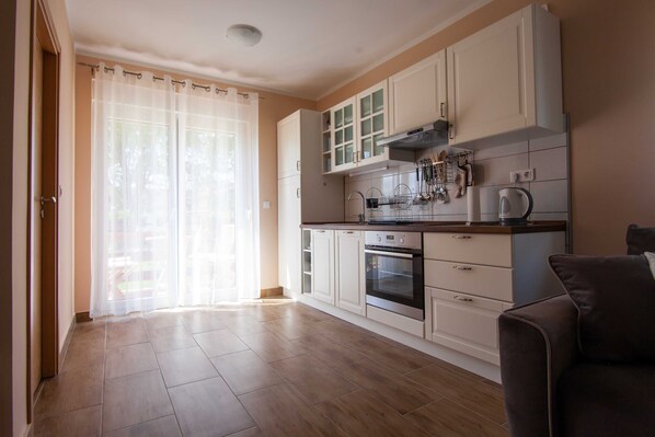 Huoneisto (One Bedroom Apartment with Balcony) | Yksityinen keittiö | Jääkaappi