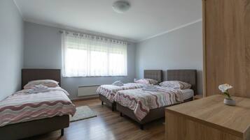 3 bedrooms, cribs/infant beds