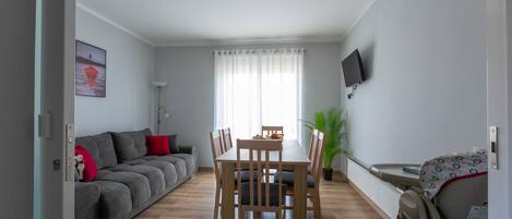 Televisión de pantalla plana de 32 pulgadas con canales por cable