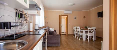 Huoneisto (One Bedroom Apartment with Balcony) | Yksityinen keittiö | Jääkaappi