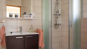 Apartment (One Bedroom Apartment with Balcony) | Bathroom | Shower, towels