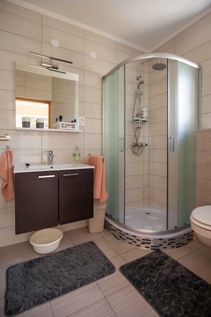 Apartemen (One Bedroom Apartment with Balcony) | Kamar mandi | Shower dan handuk