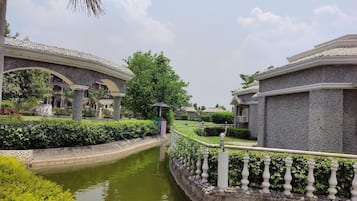 Romantisk småhus, hageutsikt | Utsikt mot innsjø