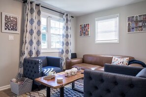 Living area - Luxurious Private Cottage - Walk to Downtown Apex (Apex)