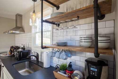 Luxurious Private Cottage - Walk to Downtown Apex