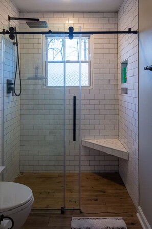 Shower, hair dryer, towels, soap - Luxurious Private Cottage - Walk to Downtown Apex (Apex)