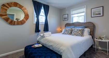 Luxurious Private Cottage - Walk to Downtown Apex