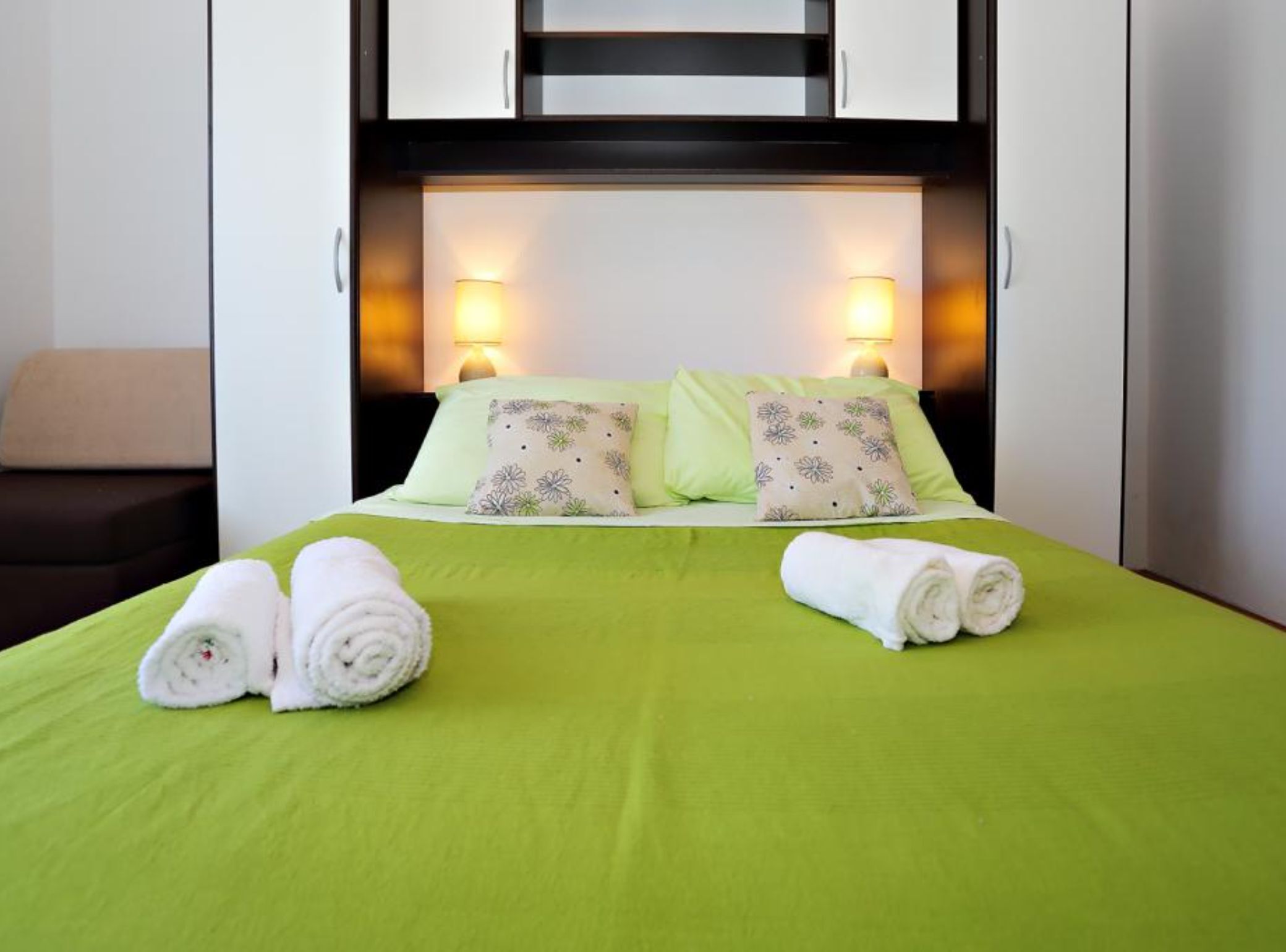 Apartament (Two bedroom apartment) | Sala d'estar | Televisor intel·ligent de 32 polzades amb canals per satèl·lit 