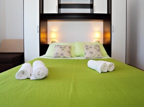 Leilighet (Two bedroom apartment) | Oppholdsrom | En 32-tommers smart-TV med Parabol-TV