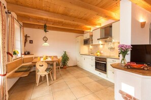 Fridge, microwave, oven, stovetop - Vacation apartment Anastasia (Chieming)