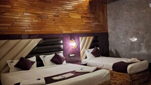 Une chambre moderne avec deux lits, un plafond en bois et un mur en marbre.