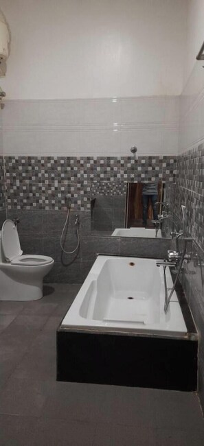 Superior Room | Bathroom | Shower, free toiletries, towels, soap - Sandy Ridge Resort (Neil Kendra)