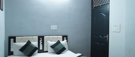 Habitación doble Deluxe, balcón | Escritorio, wifi gratis y ropa de cama