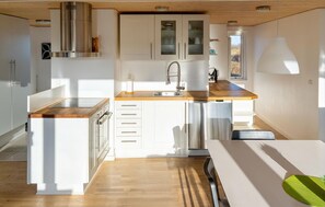 ثلاجة، موقد طهي مسطح، غسالة أطباق، ماكينة لصنع القهوة/الشاي