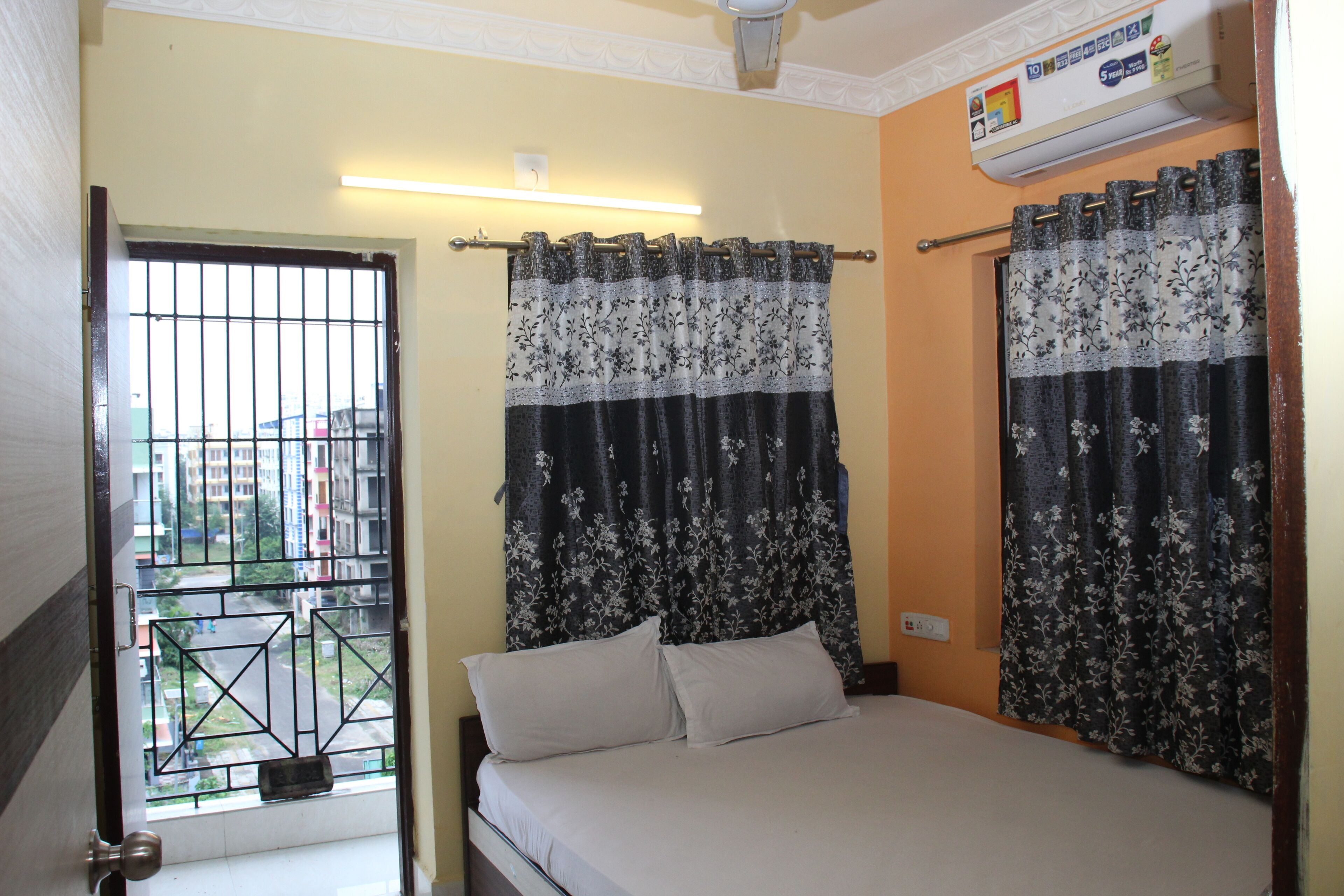 Standard Double Room | Laptop workspace, free WiFi