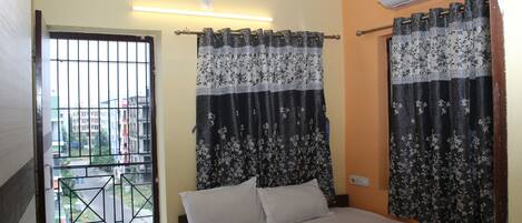 Standard Double Room | Laptop workspace, free WiFi