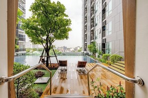 Terrace/patio - Modern 2BR Thong Lo BTS with Pool, Gym Sauna (Krung Thep Maha Nakhon)