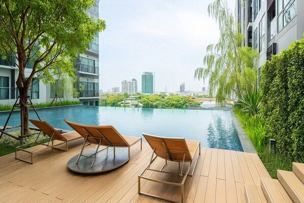 Pool - Modern 2BR Thong Lo BTS with Pool, Gym Sauna (Krung Thep Maha Nakhon)