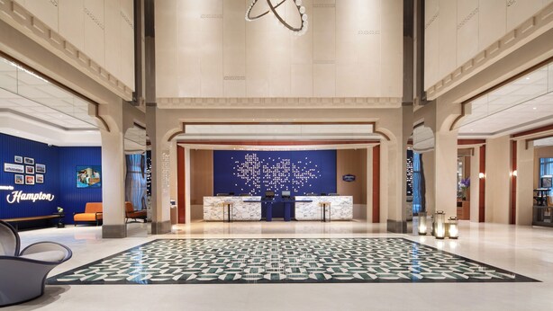 A spacious lobby with a reception desk, seating area, and a patterned floor. - Hampton by Hilton Jinjiang Airport (Quanzhou)