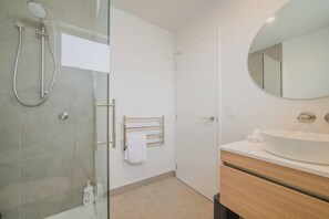 Een douche, een haardroger, handdoeken
