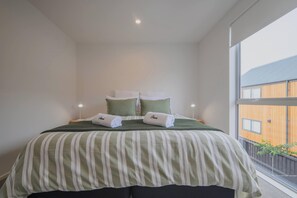 Iron/ironing board, WiFi, bed sheets - Modern Two Storey Stay with Private Patio (Christchurch)