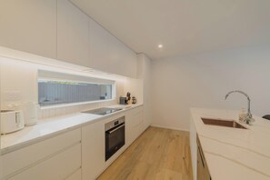 Fridge, microwave, oven, stovetop - Modern Two Storey Stay with Private Patio (Christchurch)