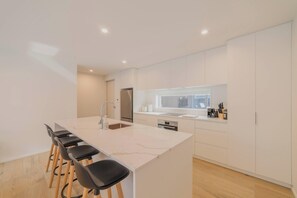 Fridge, microwave, oven, stovetop - Modern Two Storey Stay with Private Patio (Christchurch)