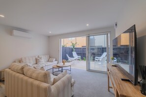 TV - Modern Two Storey Stay with Private Patio (Christchurch)