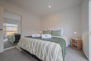 Iron/ironing board, WiFi, bed sheets - Modern Two Storey Stay with Private Patio (Christchurch)