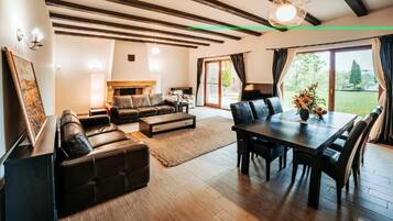 Deluxe Villa, Balcony, Lake View | Interior