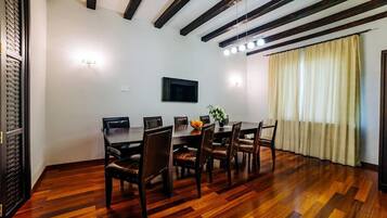 Superior Villa, Balcony, Lake View | Dining