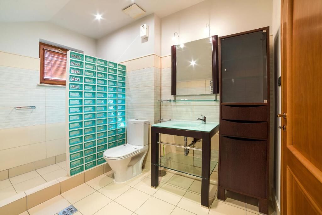 Ein Badezimmer mit Toilette, Waschbecken und Schrank.