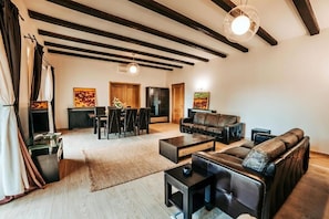 Flat-screen TV - Lac sub Soare (Iordacheanu)